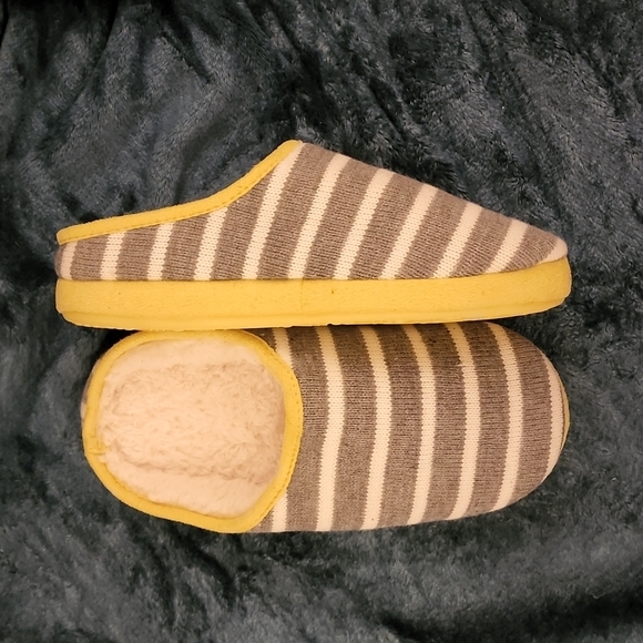 NWT- GREY AND WHITE STRIPED KNIT SLIPPER WITH FLEECE INSTEP - Picture 3 of 7
